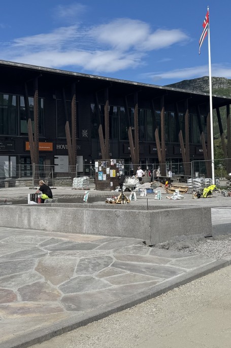 Lenkje til artikkel: Pylsefest for første del av nye Hovden Torg!