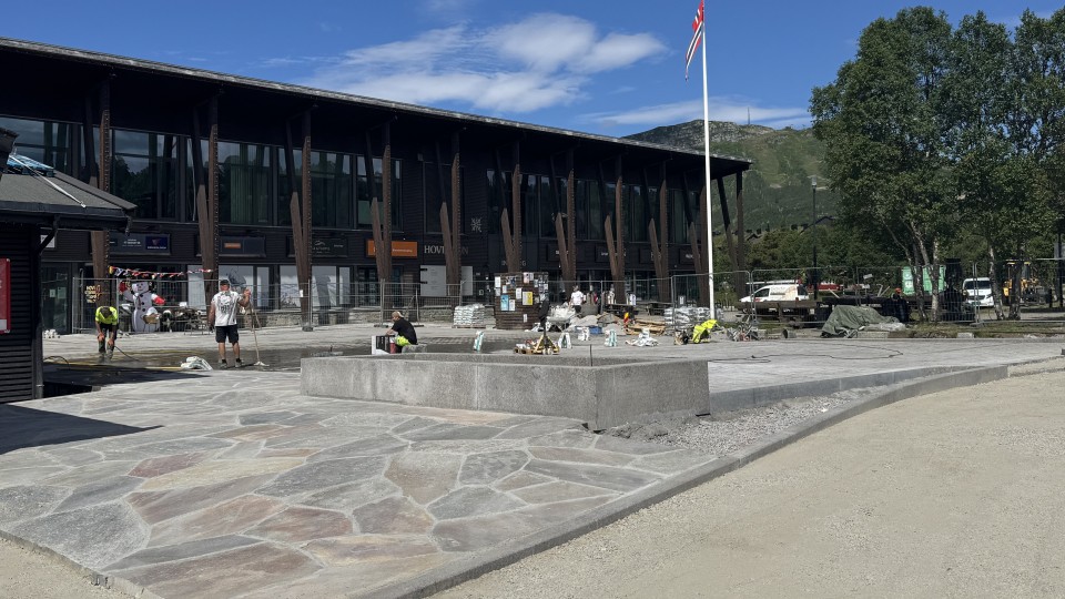 Lenkje til artikkel: Pylsefest for første del av nye Hovden Torg!