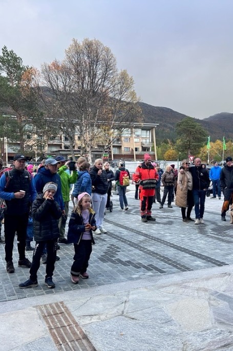 Lenkje til artikkel: Meir enn 200 samla seg for å feire Hovden Torg del 1